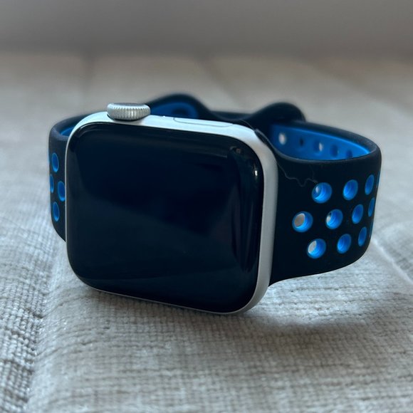 Apple Watch, Series 5, 40MM - Picture 1 of 3